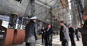 Ông Kim Jong-un thị sát xưởng đóng tàu ngầm hạt nhân